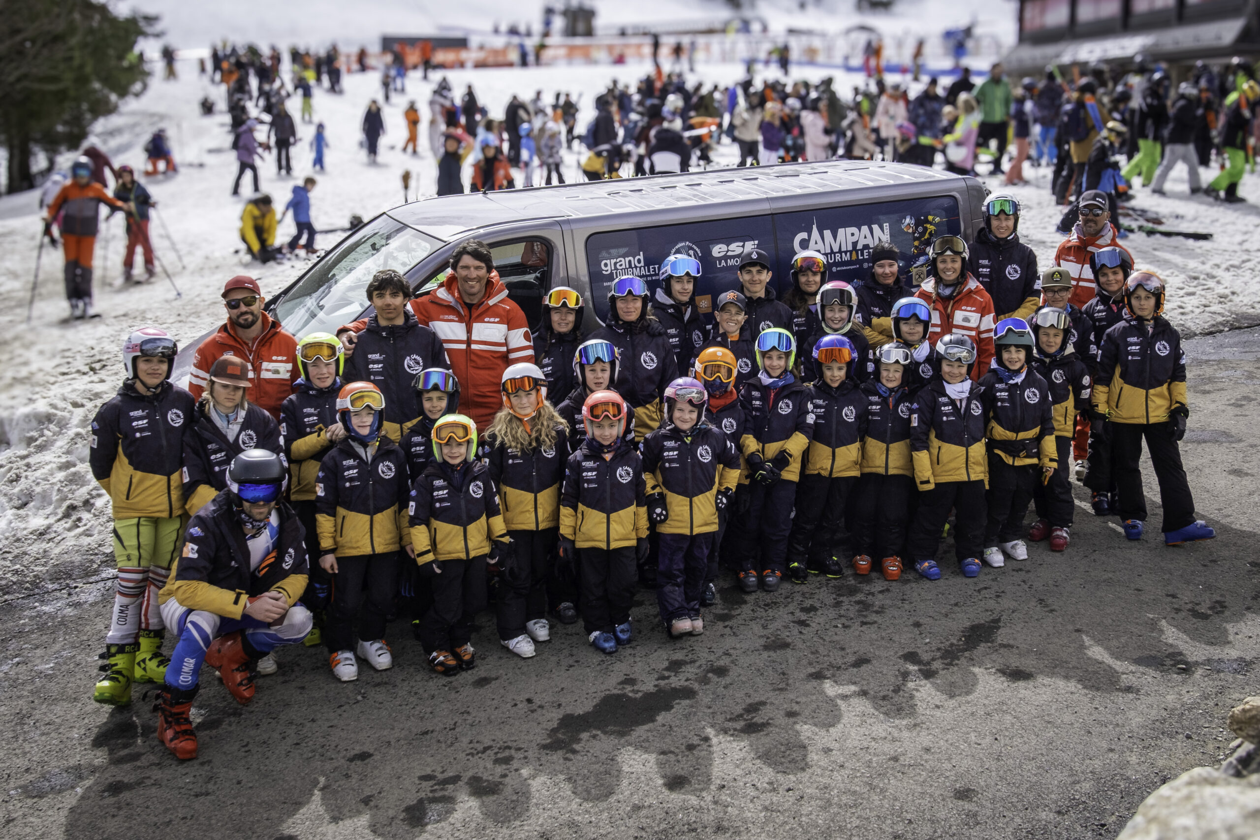 photo des enfants du club devantle minibus