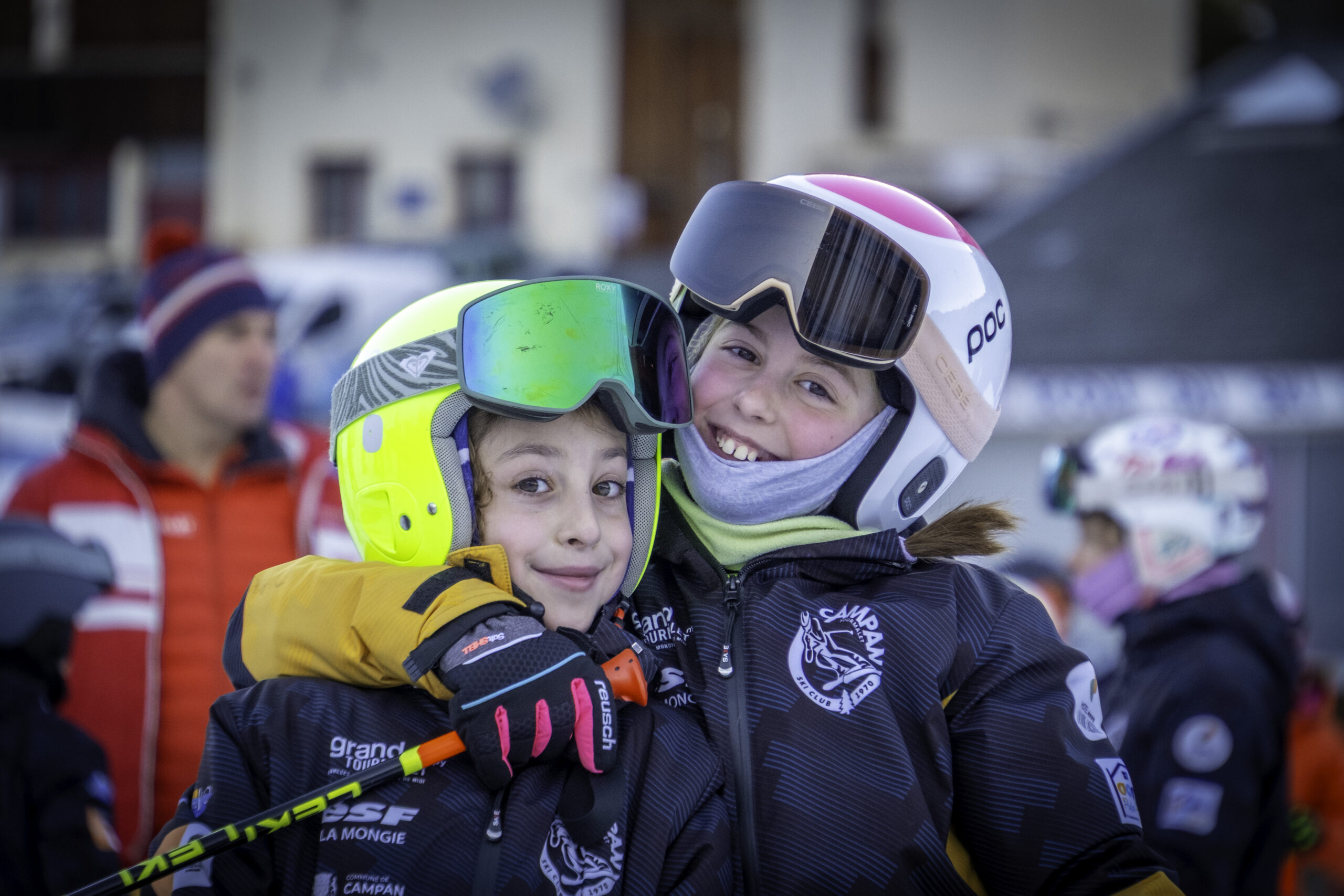 deux enfants du ski club souriants